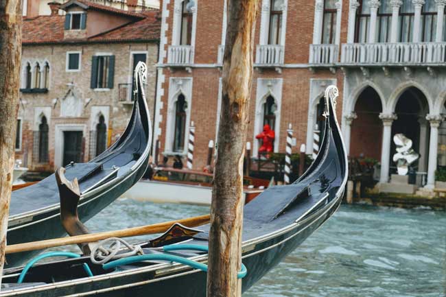 individuelle Sprachreisen nach Vendig. Gondeln mit Blick auf historisches Gebäude
