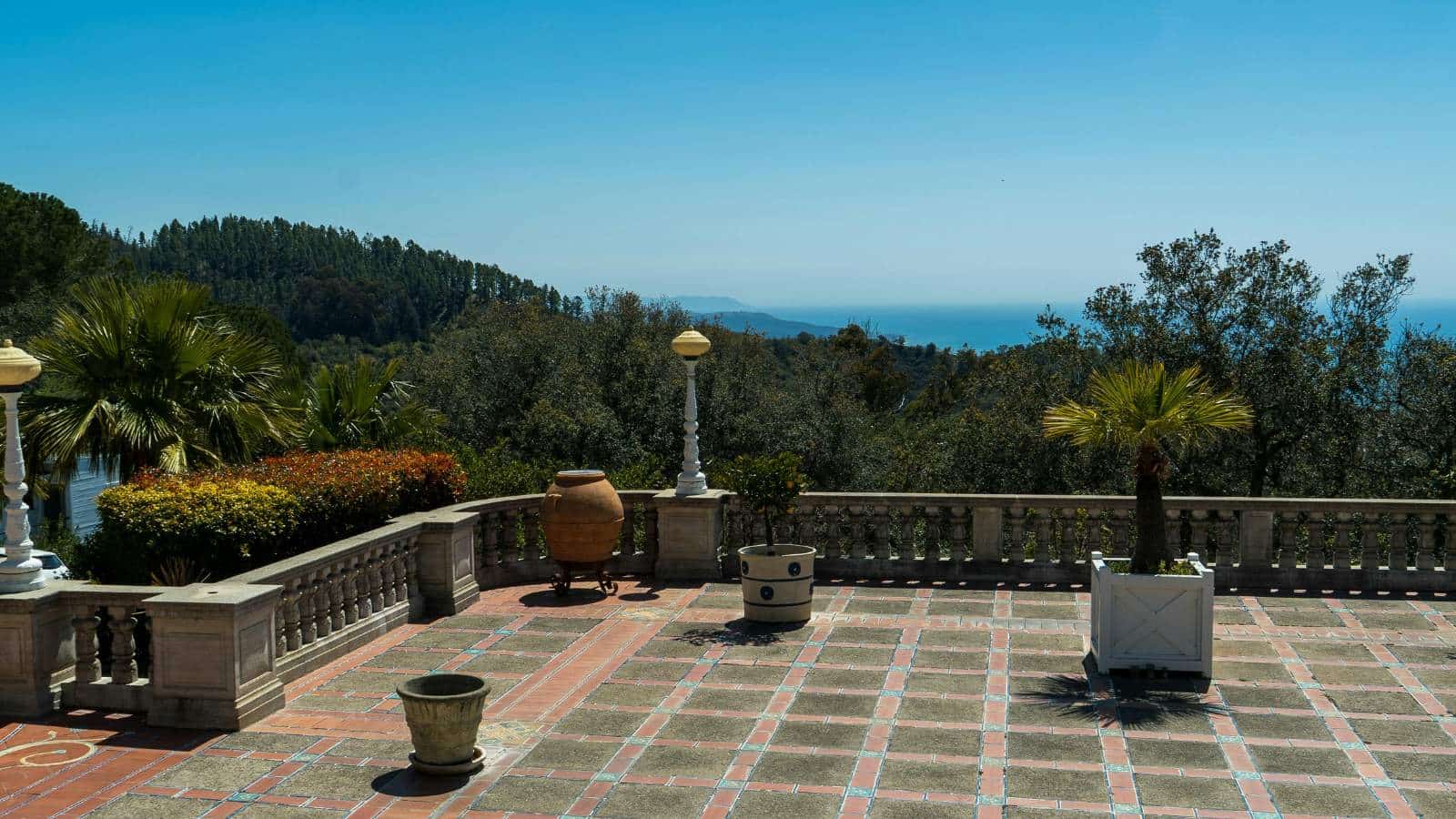 Haus kaufen in Italien – Terrasse mit Meerblick als Auslöser für spontane Kaufentscheidungen