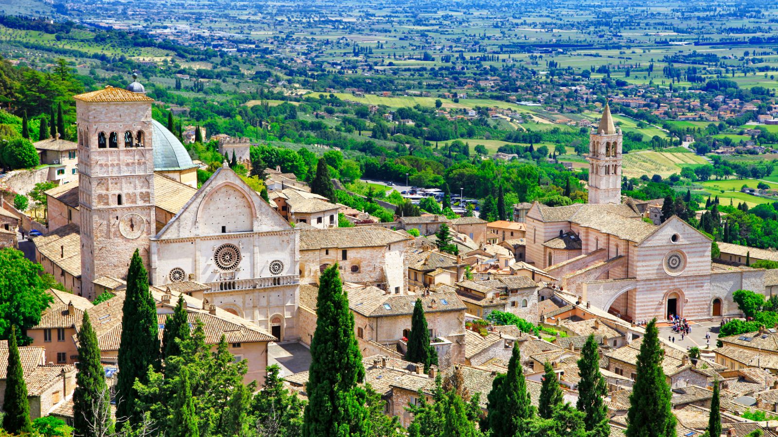 Konvent und Kirche von Assisi in Umbrien vor grüner Landschaft