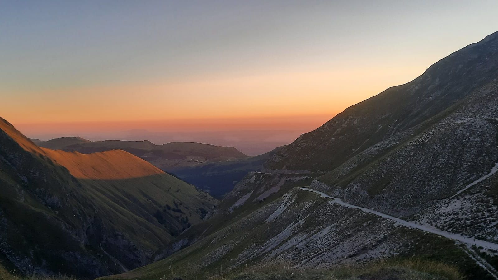 Berglandschaft der Monti Sibillini in den Marken bei Sonnenuntergang