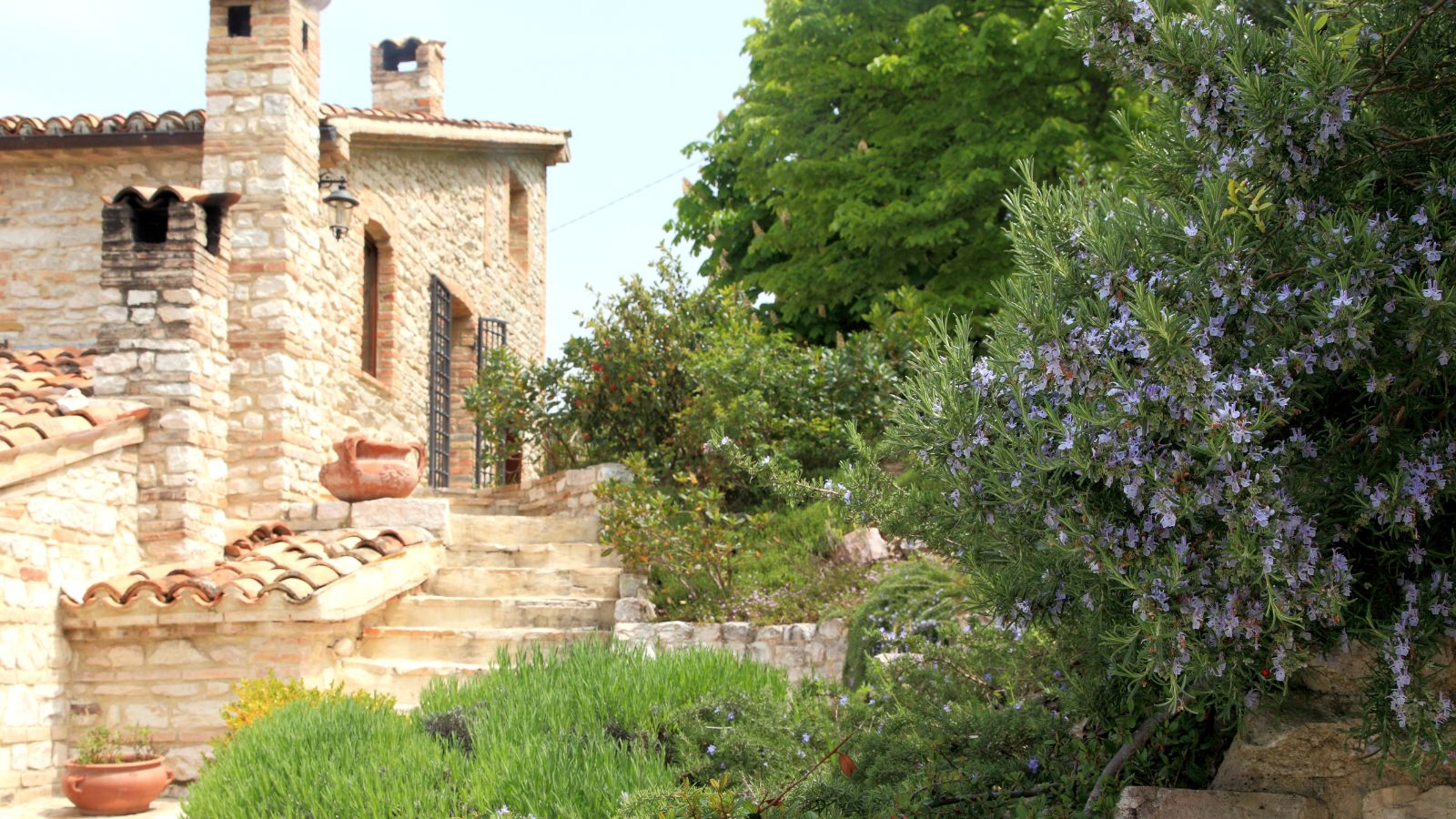 Restauriertes Natursteinhaus mit Garten in den Marken