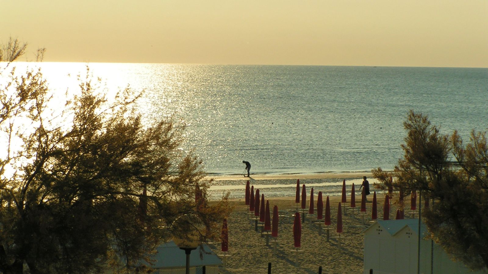 Adriastrand in den Marken bei tief stehender Sonne