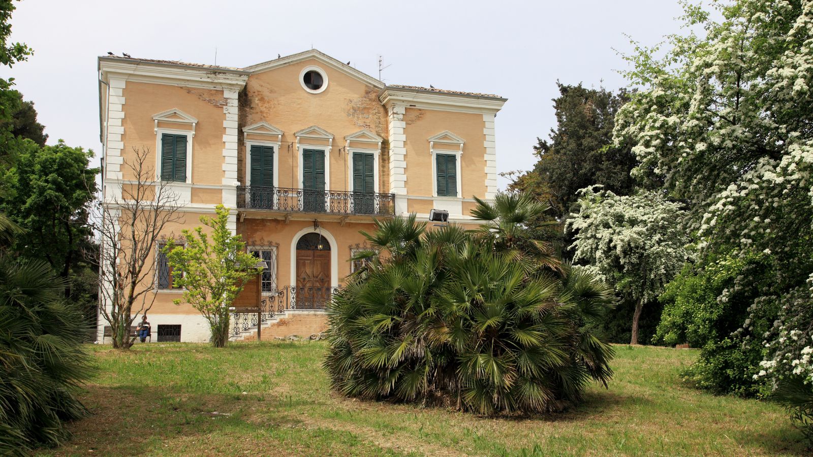 Italienische Villa mit großem Garten in den Marken