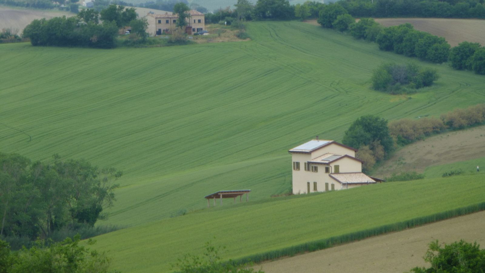 Wohnhaus in der grünen Hügellandschaft der Marken in Mittelitalien