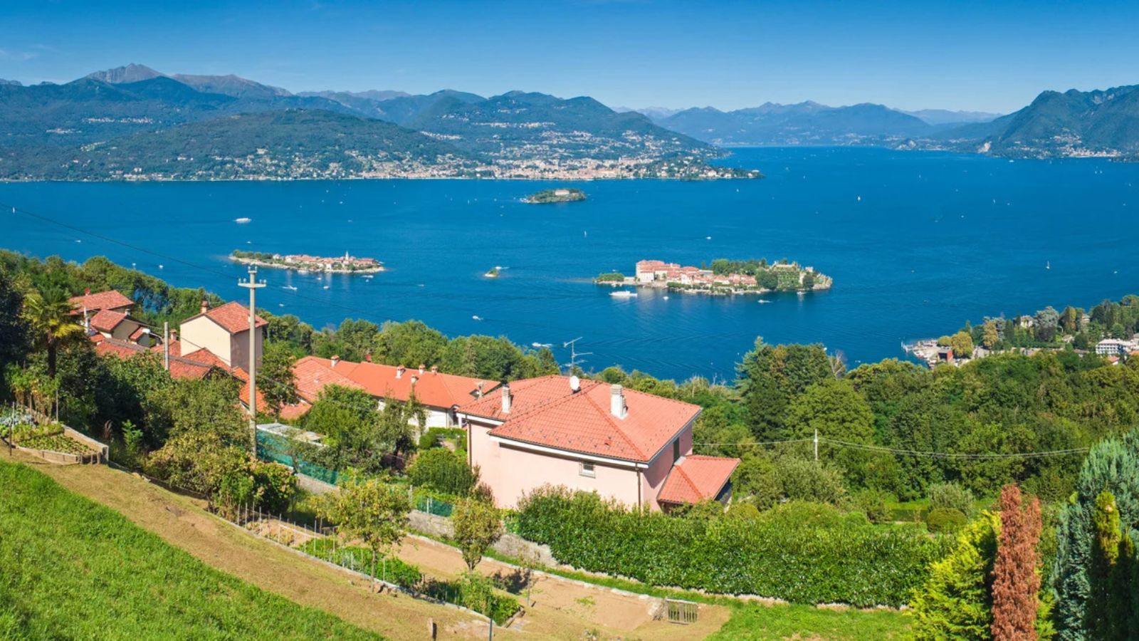 Häuser in unterschiedlichen Wohnlagen oberhalb eines italienischen Sees