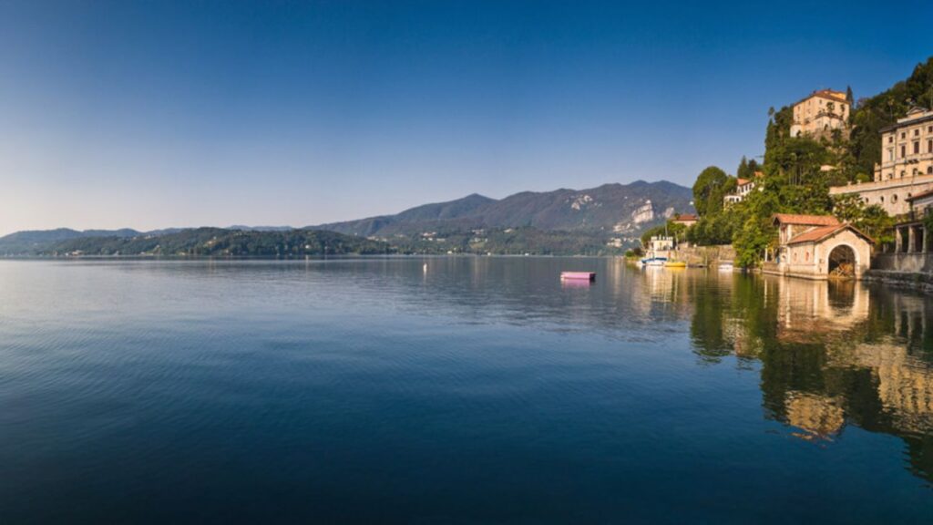Haus am See in Italien kaufen: Blick über einen italienischen See mit Häusern am Ufer
