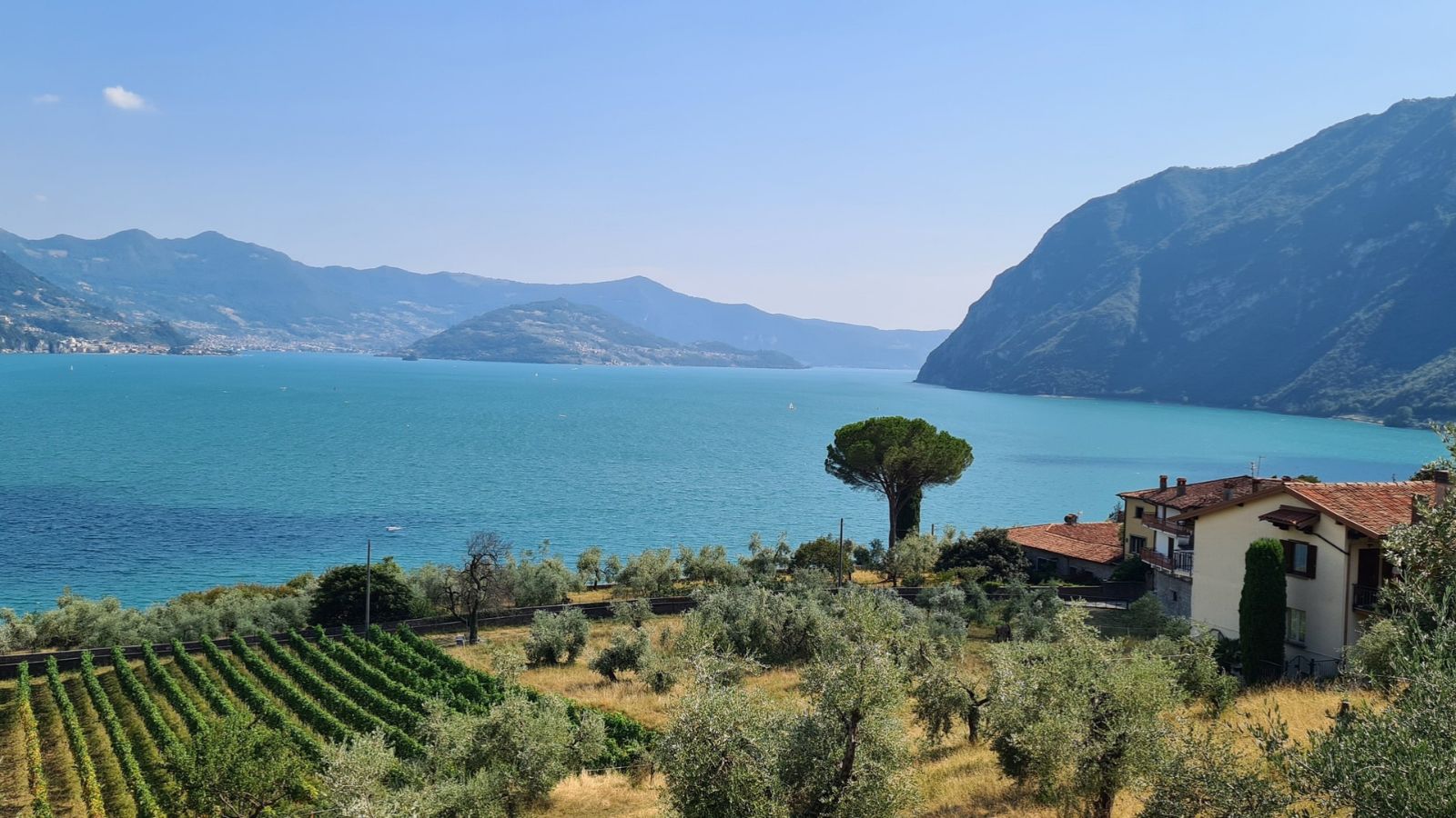 Haus in erhöhter Lage mit Blick über einen italienischen See und die umliegenden Berge