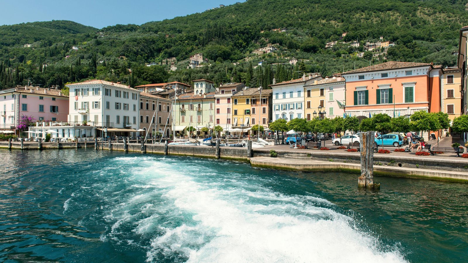 Häuser und Promenade direkt am Ufer eines italienischen Sees